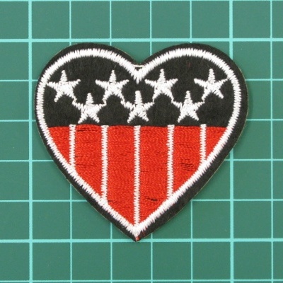 Emblema bordado em forma de coração com estrelas e riscas vermelhas e pretas