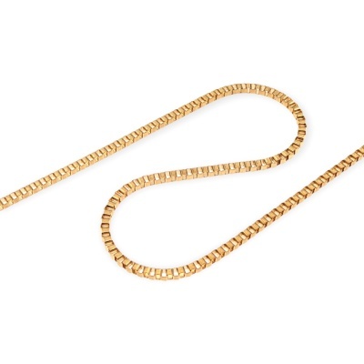 Colar dourado com elos quadrados sobre fundo branco