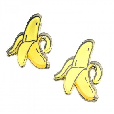 Brincos em forma de banana amarela com contorno preto