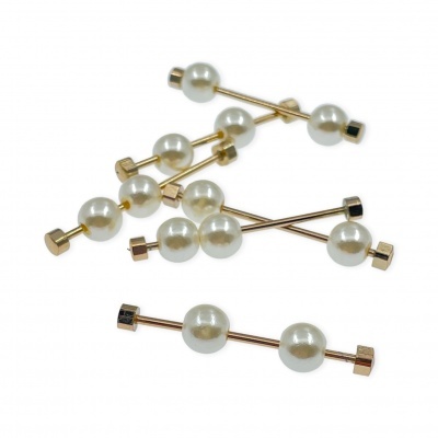 Alfinetes ou brincos dourados com pérolas brancas e extremidades quadradas
