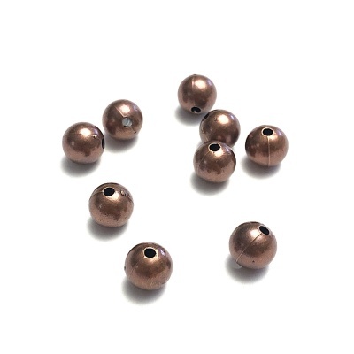 Oito contas metálicas de cor cobre com furo no centro sobre fundo branco