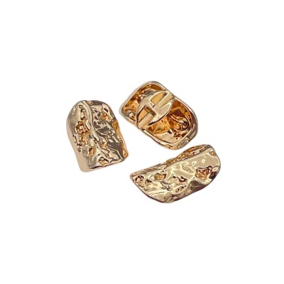 Conjunto de botões dourados com textura irregular em fundo branco