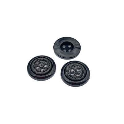 Três botões redondos pretos com e sem padrão decorativo em relevo