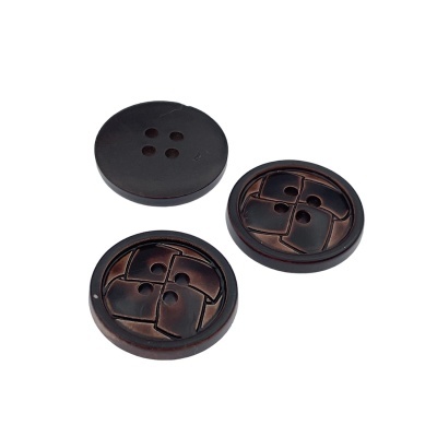 Três botões redondos castanho escuro com quatro furos