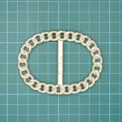 Fivela oval em metal dourado com corrente entrelaçada
