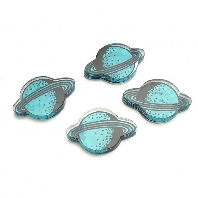 Quatro bottons de planeta azul e cinzento com anéis, sobre fundo branco.