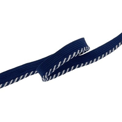 Fita azul escuro com costura branca ao longo das bordas