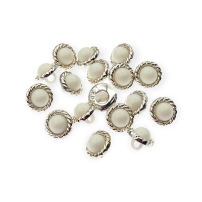 Botões redondos branco e prateado com textura de corda