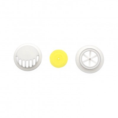 Três peças plásticas redondas de diferentes padrões e cores sobre fundo branco