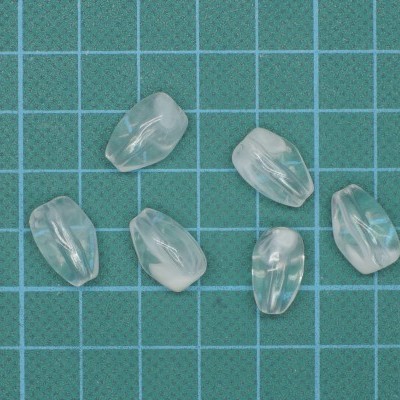 Seis contas acrílicas transparentes sobre tapete verde de grade azul