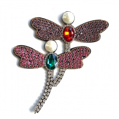 Broche libélula com cristais vermelhos, rosa, vermelho, verde e branco