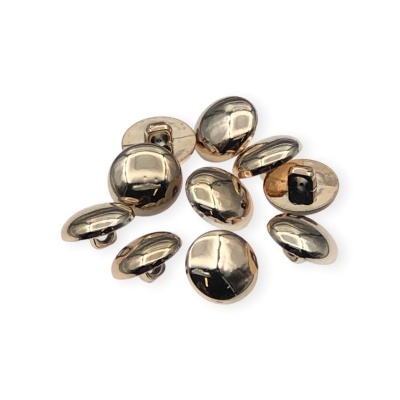Botões metálicos dourados lisos com forma oval e redonda sobre fundo branco