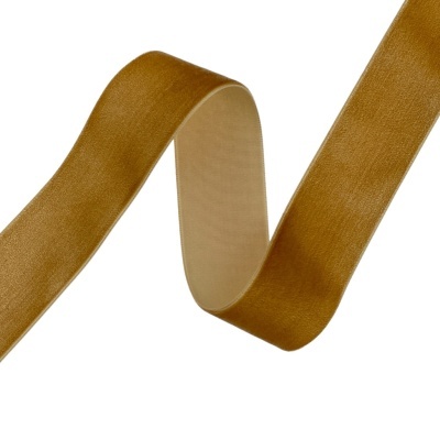 Fita decorativa castanha com textura brilhante em fundo branco