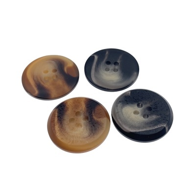 Conjunto de quatro botões redondos marmoreados castanhos e cinzentos com quatro furos.