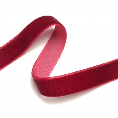 Fita de veludo vermelha em fundo branco