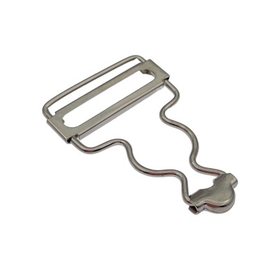 Clipe metálico prateado com formas retas e curvas