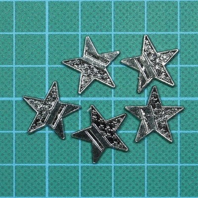 Cinco estrelas metálicas prateadas com textura sobre superfície verde com grelha azul