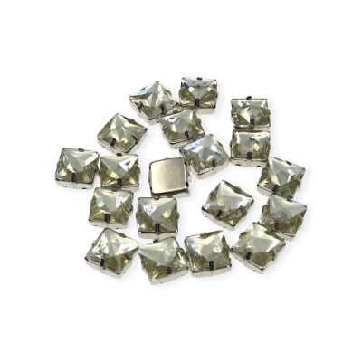 Pedras quadradas transparentes facetadas com moldura metálica prateada sobre fundo branco