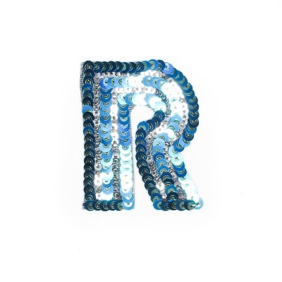 Letra R em lantejoulas azuis e prateadas sobre fundo branco