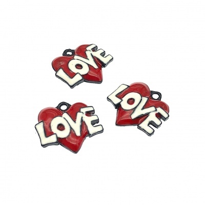 Três pendentes vermelhos com a palavra LOVE em branco