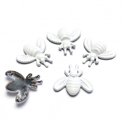 Botões em forma de abelha, quatro brancos e um metálico envelhecido