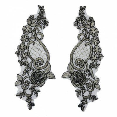 Apliques de renda preta com padrão floral e arabescos