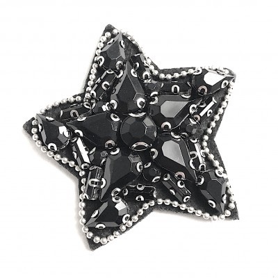 Broche estrela preta com pedras facetadas e borda prateada