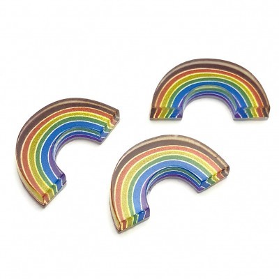 Três botões coloridos em forma de arco-íris com riscas coloridas