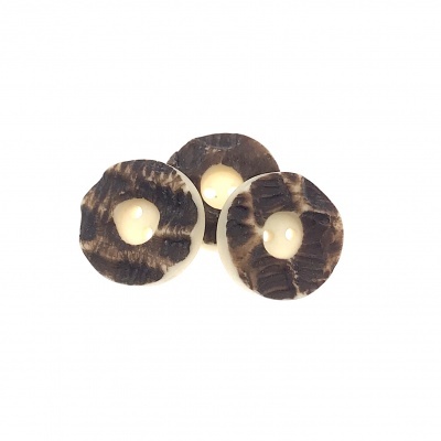 Três botões redondos castanho escuro e bege com dois furos centrais