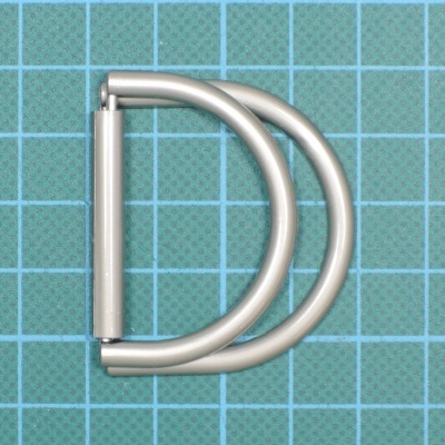 Duas fivelas metálicas prateadas em formato de D