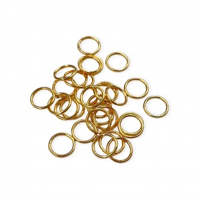 Conjunto de argolas pequenas douradas em metal sobre fundo branco