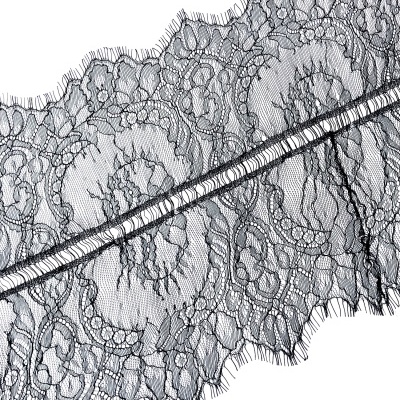 Renda preta floral com bordas irregulares sobre fundo branco