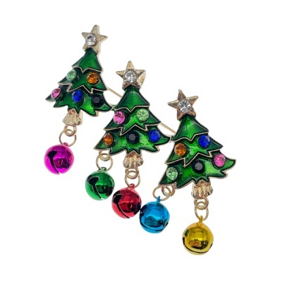 Pins de árvore de Natal com pedras coloridas e bolas metalizadas penduradas.