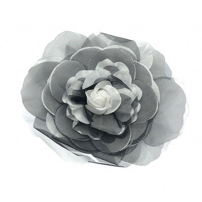 Flor artificial cinza e branca em tecido com pétalas sobrepostas