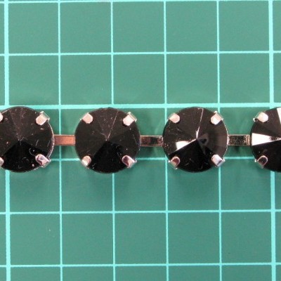 Corrente com pedras pretas facetadas redondas fixadas por garras prateadas