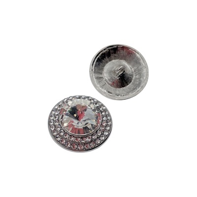 Dois botões redondos prateados, um com pedras brilhantes e o outro com superfície metálica.
