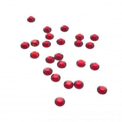 Pedras vermelhas brilhantes facetadas sobre fundo branco