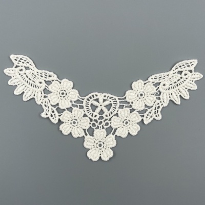 Aplicação de renda branca em formato de V com flores e folhas