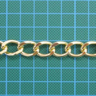 Corrente dourada sobre superfície verde com grelha azul