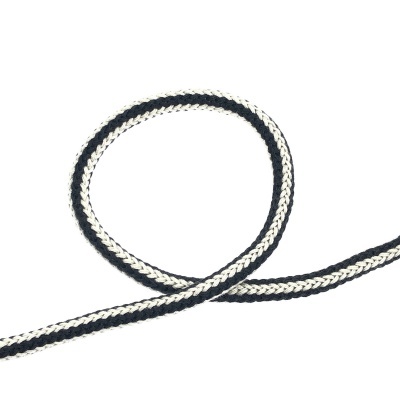 Corda trançada azul escura e branca em fundo branco