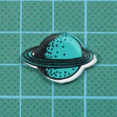 Emblema em forma de planeta azul-esverdeado e preto sobre fundo quadriculado azul-claro