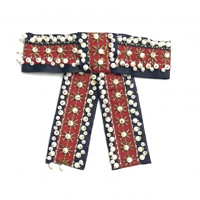 Laço decorativo com fita azul-marinho, vermelha, pérolas brancas e bordados dourados