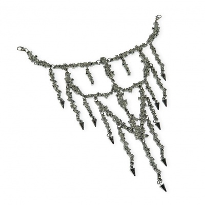 colar metálico com correntes e pendentes triangulares
