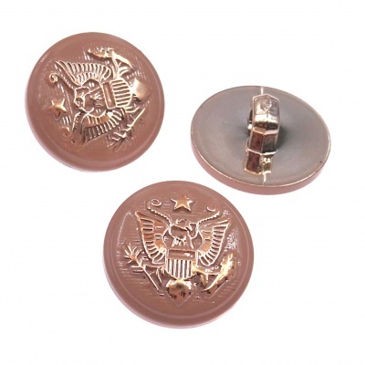 Botões castanhos translúcidos com desenho de águia em relevo e fecho metálico