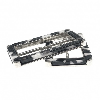 Par de brincos retangulares em padrão marmoreado preto e branco com moldura metálica prateada