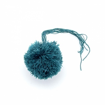 Pom pom azul turquesa redondo com fios pendurados