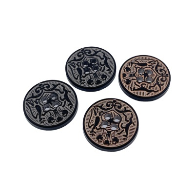 Quatro botões redondos com padrões gravados em cores preto e castanho.