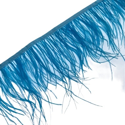 Pena azul presa a uma faixa de tecido azul sobre fundo branco