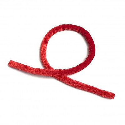 Tira vermelha aveludada enrolada em círculo