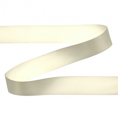Fita de cetim branca ou creme lisa e brilhante
